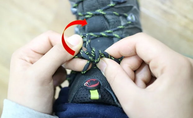 “簡単”なのに“ほどけない”覚えておきたい靴紐の結び方 3